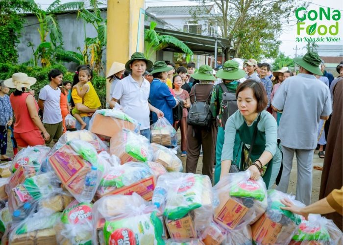 Gạo từ thiện hỗ trợ miền Trung vượt bão lũ