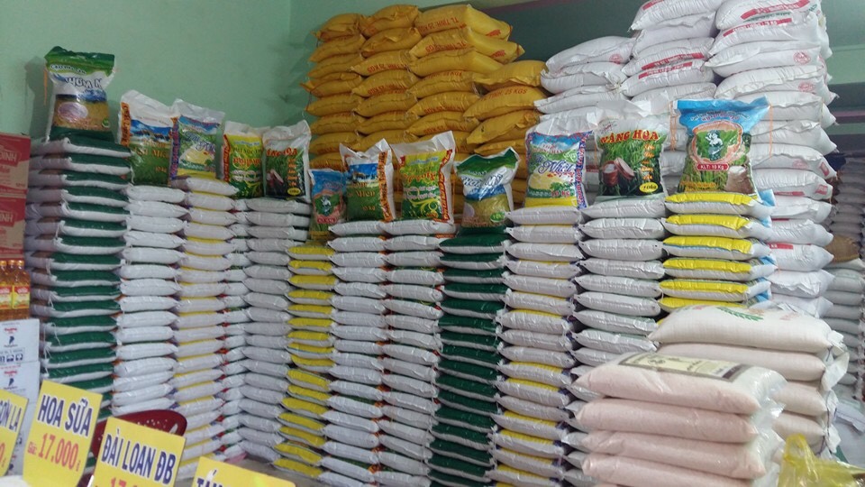 Cửa hàng có nhiều gạo từ thiện mẫu để khách lựa chọn