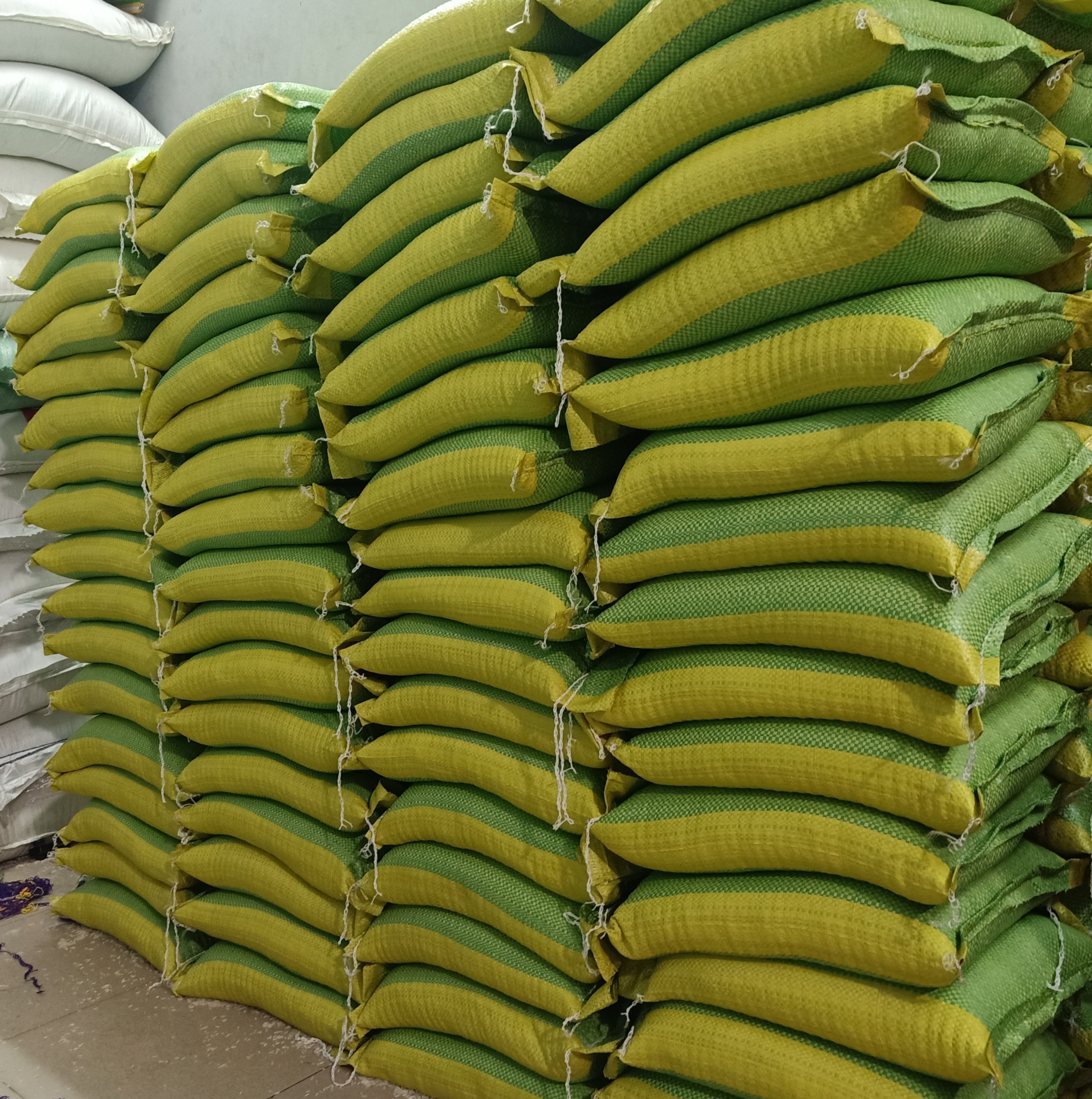 Gạo từ thiện được sắp xếp ngay ngắn chuẩn bị giao hàng
