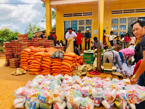 Phát gạo từ thiện mùa bão lũ tại miền Trung