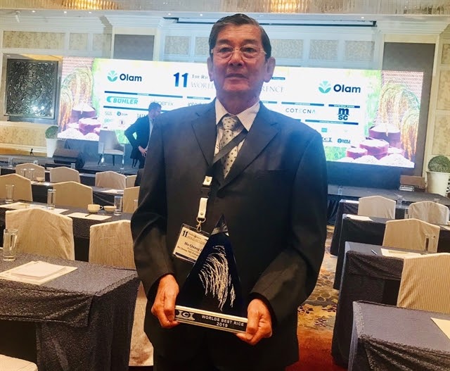  Kỹ sư Hồ Quang Cua nhận giải thưởng
